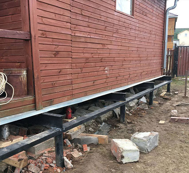 Ремонт старого фундамента винтовыми сваями в Ельце